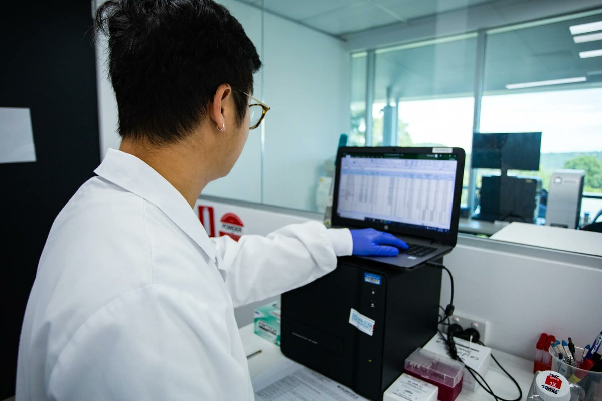 Behind the scenes at Regeneus, our scientists perform regular cell counts on our lead technology platform Progenza™ to ensure the quality of the product. Read more about Progenza™: buff.ly/3lLWqtY #regenmed