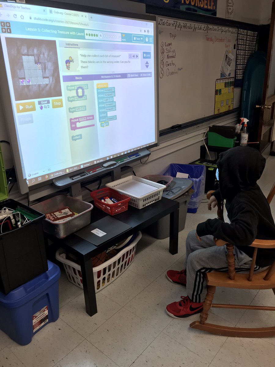 DeebEdmonds's tweet photo. Celebrating #ComputerScienceEducationWeek in Room 2 @IsaacBrockWSD #girlscancode #HourOfCode #ozobots #codingforkids #beebots #codespark https://t.co/iXcDgx0xT9