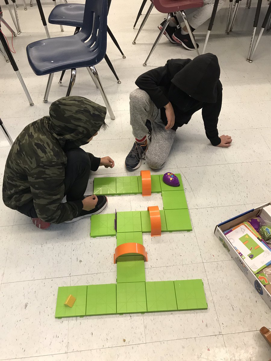 DeebEdmonds's tweet photo. Celebrating #ComputerScienceEducationWeek in Room 2 @IsaacBrockWSD #girlscancode #HourOfCode #ozobots #codingforkids #beebots #codespark https://t.co/iXcDgx0xT9