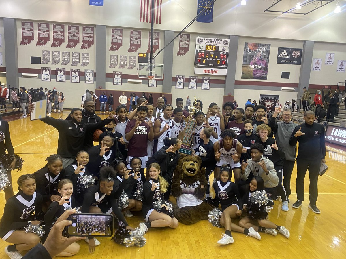 LCBearsBball's tweet photo. Solid win tonight by the Bears vs LN! The Bears were led by #2 Craig with 16pts and #24 Jones with 27pts. The Trophey is back at LC! 🐻🔥🏀 @LCHSAthletics @LCHSBears @belzerathletics @ltgoodnews https://t.co/foit77qSMo