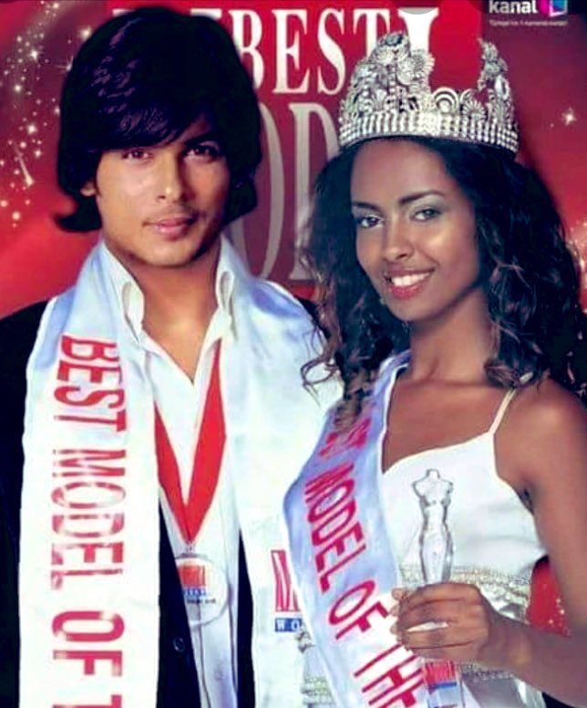 DubaiSidhearts's tweet photo. Proudly remembering & cherishing our heartthrob @sidharth_shukla when this day (09 Dec) in 2005 a simple mumma’s boy not only bcame 1st Indian bt 1st Asian to beat contestants from 40 countries across Asia, Latin America, Europe & won #WorldBestModel title.
💖 U #SidharthShukla👑 https://t.co/dXh5IYPk84