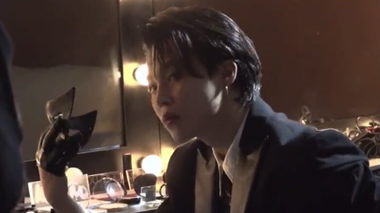 btsargento's tweet photo. — jimin parece tan irreal xdios como alguien puede ser tan hermoso, park jimin 🛐 @BTS_twt https://t.co/g8XRuF0L4n