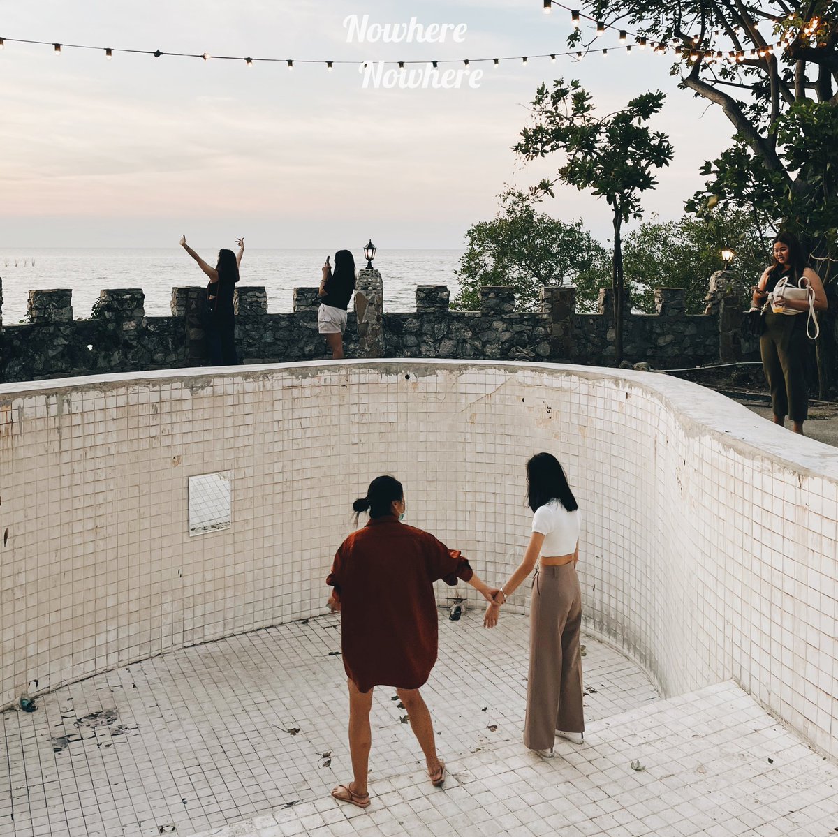 nowhere_nowher3's tweet photo. 📍𝙁𝙤𝙡𝙡𝙤𝙬 𝙩𝙝𝙚 𝙙𝙧𝙞𝙥 | ศรีราชา
•เดินเข้ามาได้แต่คิดในใจว่าทำไมเค้ากล้าเอาโรงแรมเก่ามาทำเป็นคาเฟ่ 
•พอเดินเข้ามาถึงได้รู้ว่าฉากเบื้องหลังคือขุมทรัพย์เลย 
•ติดทะเลวิวดีมาก ไม่ได้ตกแต่งอะไรเยอะ คงความดิบเท่ของตัวอาคารไว้ เราว่ามีเสน่ห์ดี
•ช่วงพระอาทิตย์ตกคือดีย์
@aroii https://t.co/nbt7TPUpPB