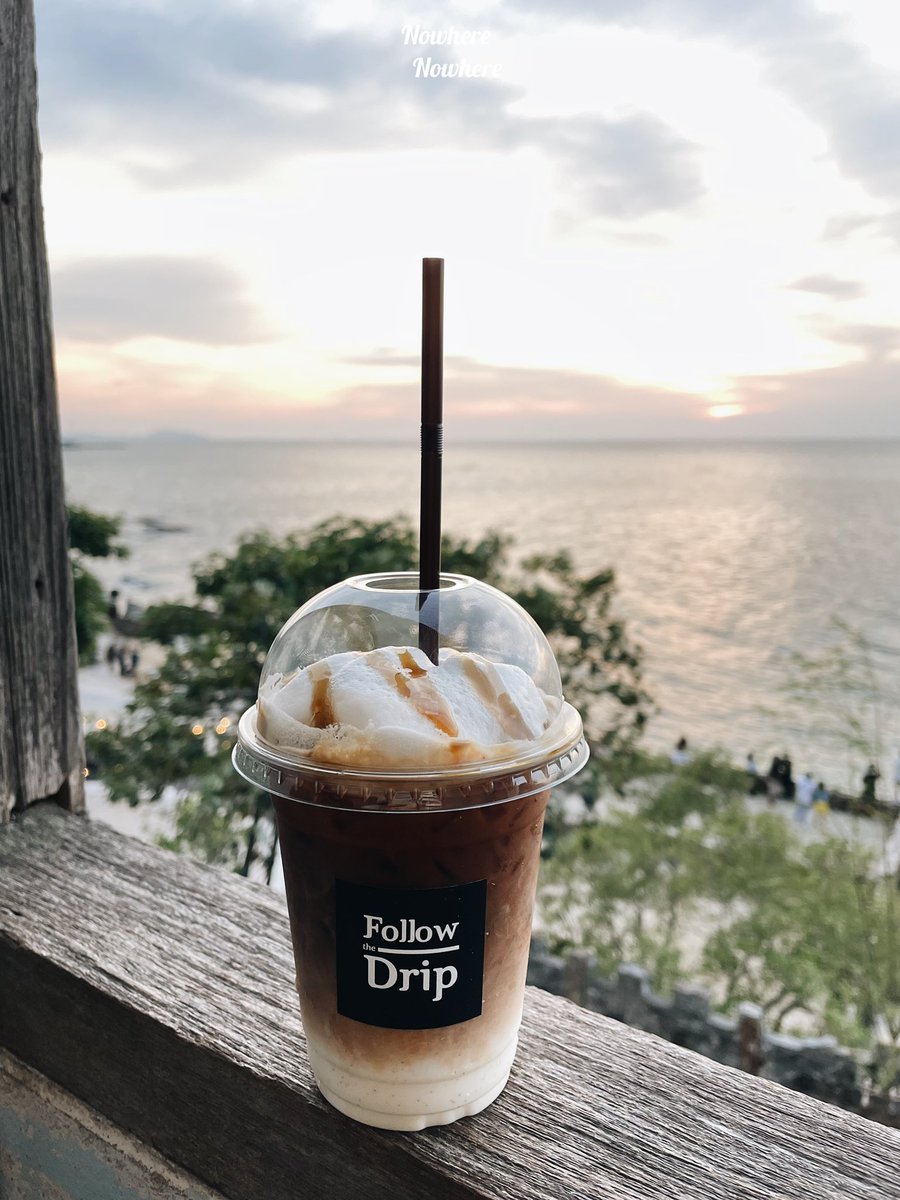 nowhere_nowher3's tweet photo. 📍𝙁𝙤𝙡𝙡𝙤𝙬 𝙩𝙝𝙚 𝙙𝙧𝙞𝙥 | ศรีราชา
•เดินเข้ามาได้แต่คิดในใจว่าทำไมเค้ากล้าเอาโรงแรมเก่ามาทำเป็นคาเฟ่ 
•พอเดินเข้ามาถึงได้รู้ว่าฉากเบื้องหลังคือขุมทรัพย์เลย 
•ติดทะเลวิวดีมาก ไม่ได้ตกแต่งอะไรเยอะ คงความดิบเท่ของตัวอาคารไว้ เราว่ามีเสน่ห์ดี
•ช่วงพระอาทิตย์ตกคือดีย์
@aroii https://t.co/nbt7TPUpPB