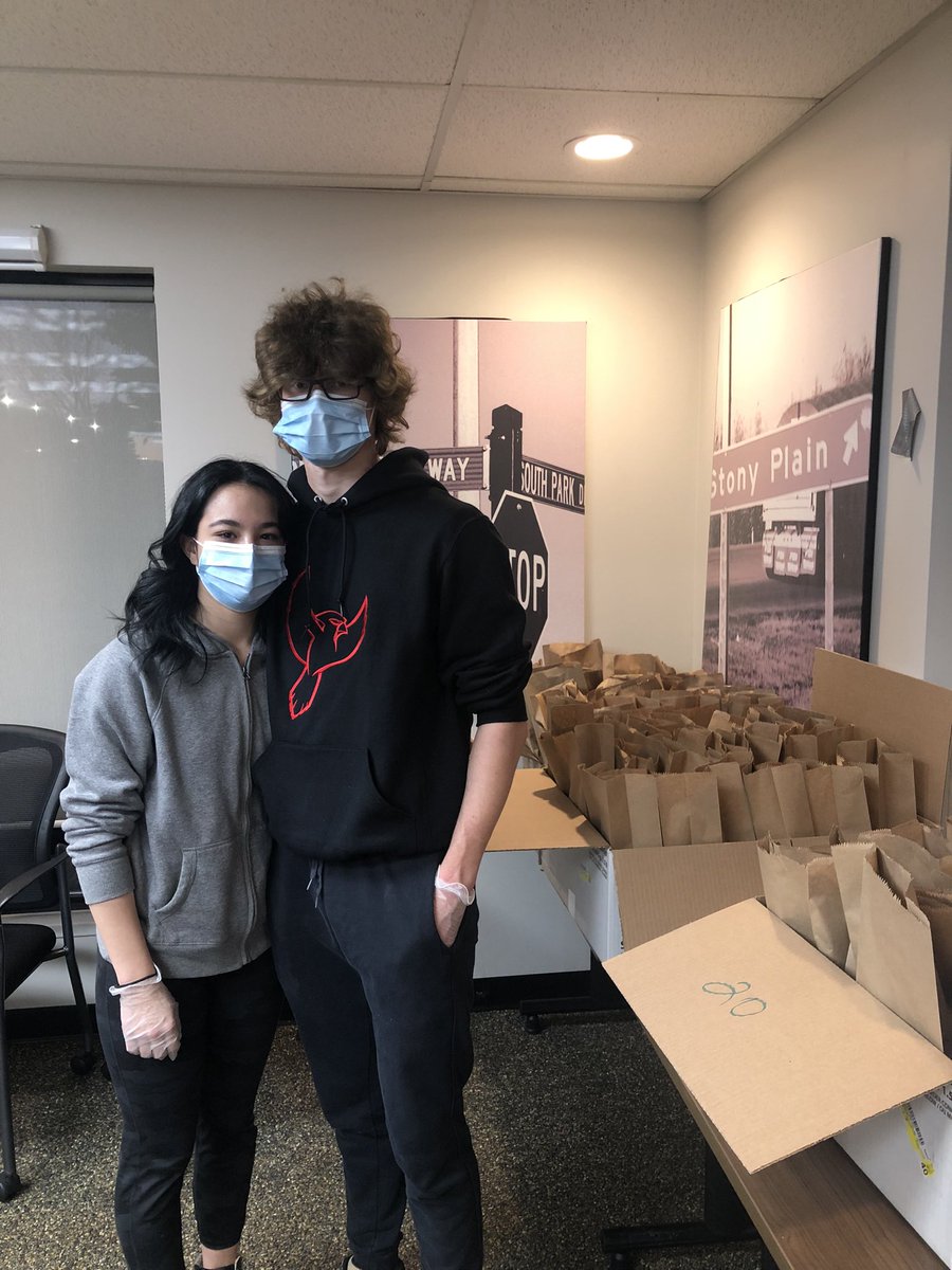 logan_colville's tweet photo. Evening delivering compassion with @SantaEDM! 400 meals for people in need. Thanks for letting us help! https://t.co/UU3oWIAvOf
