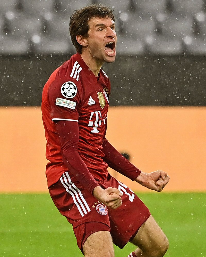 LMDFoot_'s tweet photo. Le Bayern était déjà qualifié, déjà assuré de terminer premier du groupe mais Thomas Müller a célébré son 7ème but en 8 matchs face au Barça comme si c'était le but le plus important de sa vie 😂 https://t.co/osTNLoOkIv