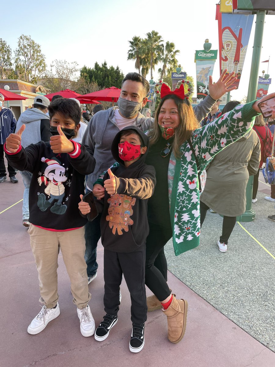 kost1035fm's tweet image. Lines are open for our #KOSTHoliday party! We love seeing our listeners! ❤️#DisneylandHolidays #MagicStartsHere @Disneyland