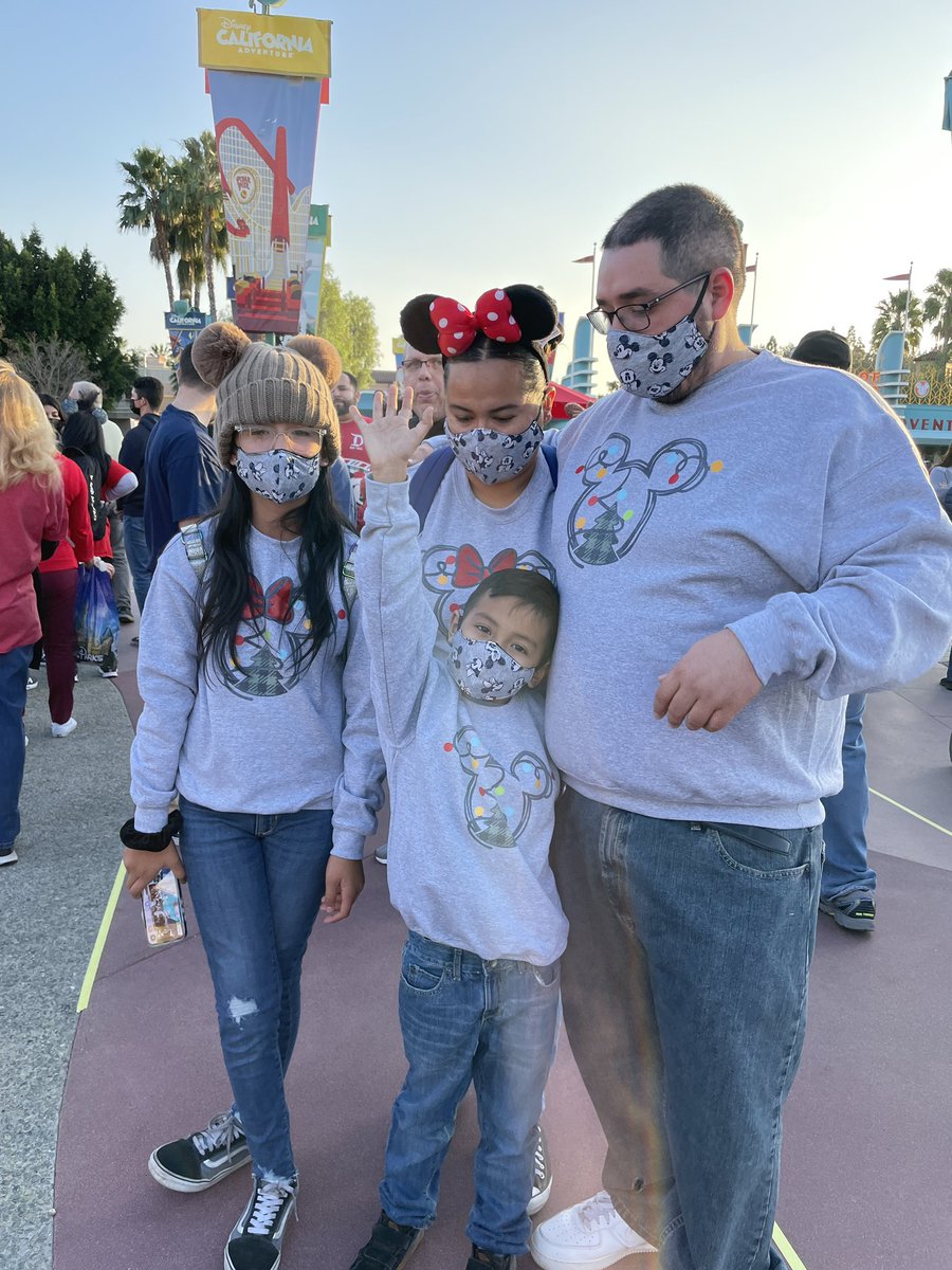 kost1035fm's tweet image. Lines are open for our #KOSTHoliday party! We love seeing our listeners! ❤️#DisneylandHolidays #MagicStartsHere @Disneyland
