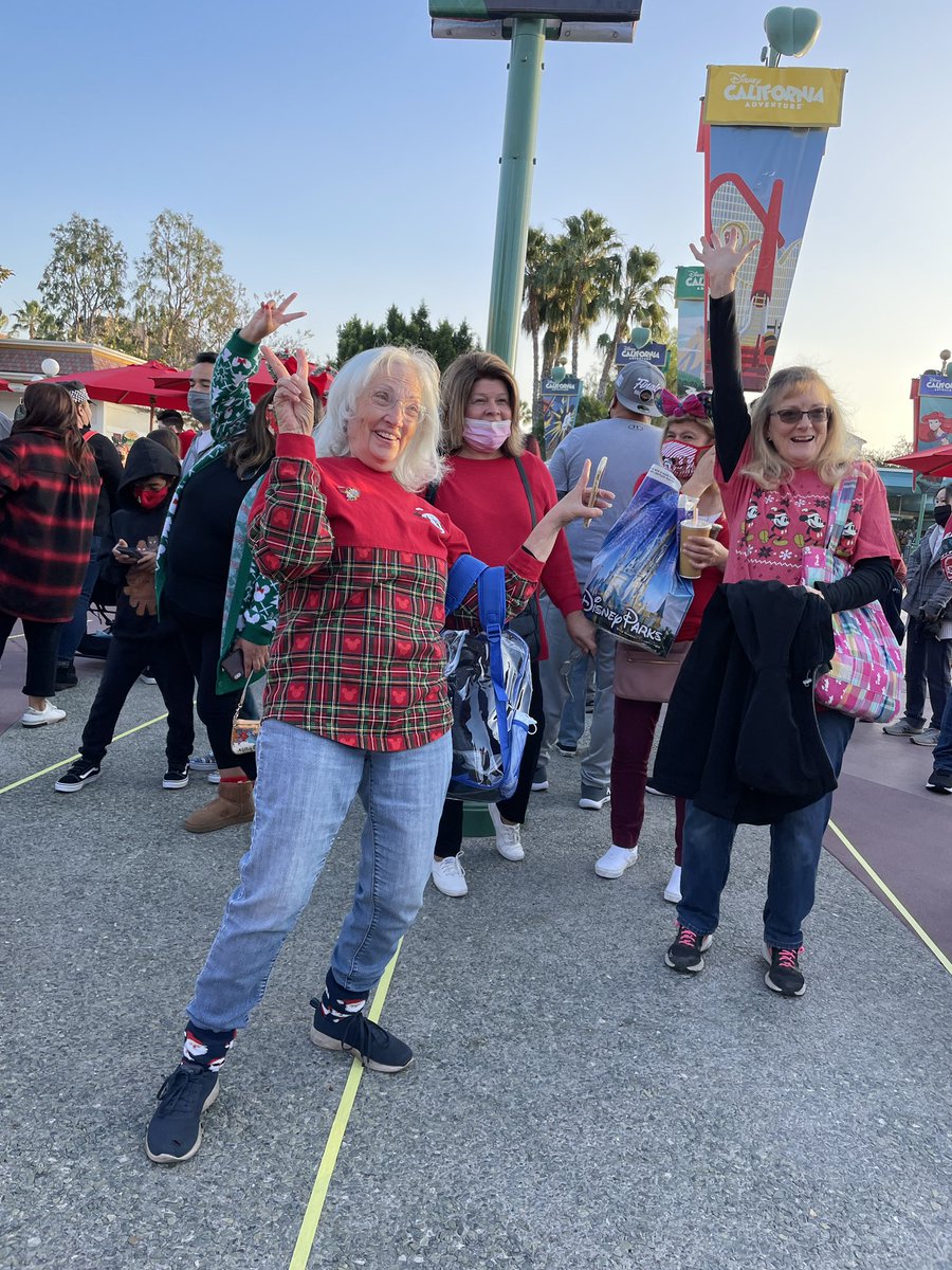 kost1035fm's tweet image. Lines are open for our #KOSTHoliday party! We love seeing our listeners! ❤️#DisneylandHolidays #MagicStartsHere @Disneyland