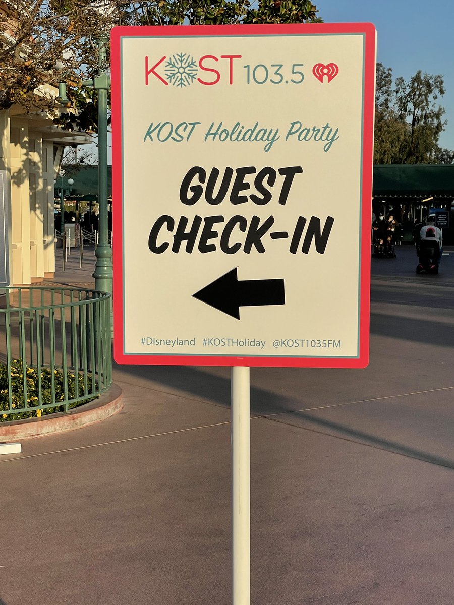 kost1035fm's tweet image. Lines are open for our #KOSTHoliday party! We love seeing our listeners! ❤️#DisneylandHolidays #MagicStartsHere @Disneyland