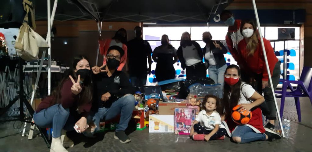 zonaescolar's tweet photo. Este lunes realizamos nuestra tradicional Recolecta de Juguetes a beneficio de los #PequeñosSaltamontes de @fundaepekeina y #MiniRise con el objetivo de regalarles una sonrisa para esta Navidad. ¡Chequea acá lo que fue https://t.co/4GofhTc4xf! @LaMega107 #Yeah #Venezuela https://t.co/jPW0WpdohF
