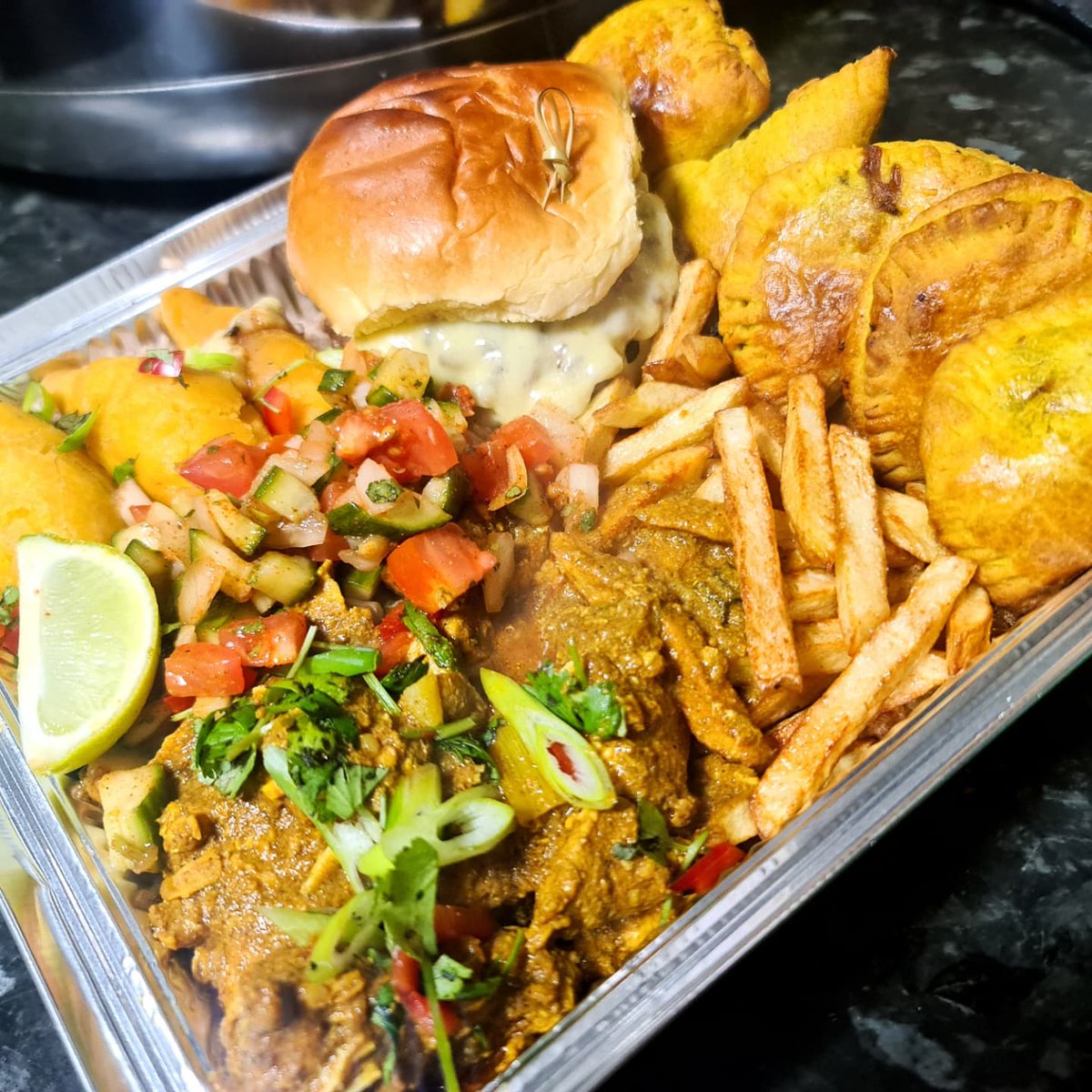tasteofturner's tweet photo. Our Trap Boxes aka The Hangover Trays are available most nights starting from £15, these Include a double home smashed Steak Burger, carobbean Curry, home chips, rice and peas , with plenty of customisations available on request.

#streetfood #food #foodporn #foodie #yardfood https://t.co/ABPwQHe0jQ