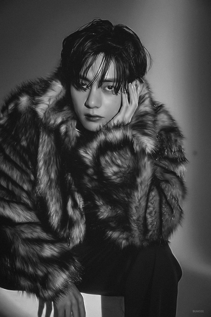 _taeberry__'s tweet photo. B/w Taehyung hits harder than puberty☠️🛐
#TAEHYUNG #bts #kpop @BTS_twt https://t.co/gfYmZaAzZY