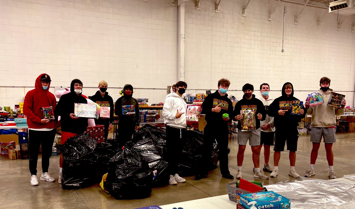 Dogs In Toyland! Thank you dogs for helping <a href="/BATTLINDOGD/">MATT HOLM</a> and <a href="/BtownACCESSToys/">Batavia Access Toys</a> delivery complete!