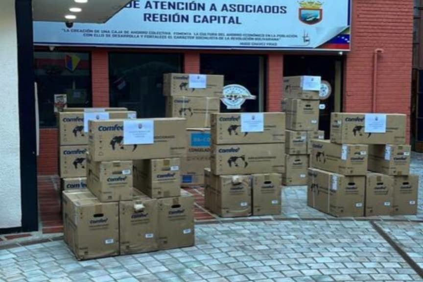 ArmadaFANBVzla's tweet photo. 🔴En el marco de la Campaña #NavegandoAlBicentenario y cumpliendo instrucciones del GJ @vladimirpadrino, el ALM @alex_jvb44 hizo entrega de Equipos de Refrigeración y Aires Acondicionados a las Unidades del Componente Naval, fin elevar el Bienestar de los Hombres y Mujeres de Mar https://t.co/H6xTIdLpza