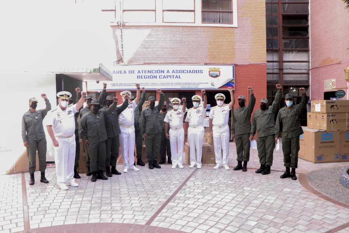 ArmadaFANBVzla's tweet photo. 🔴En el marco de la Campaña #NavegandoAlBicentenario y cumpliendo instrucciones del GJ @vladimirpadrino, el ALM @alex_jvb44 hizo entrega de Equipos de Refrigeración y Aires Acondicionados a las Unidades del Componente Naval, fin elevar el Bienestar de los Hombres y Mujeres de Mar https://t.co/H6xTIdLpza