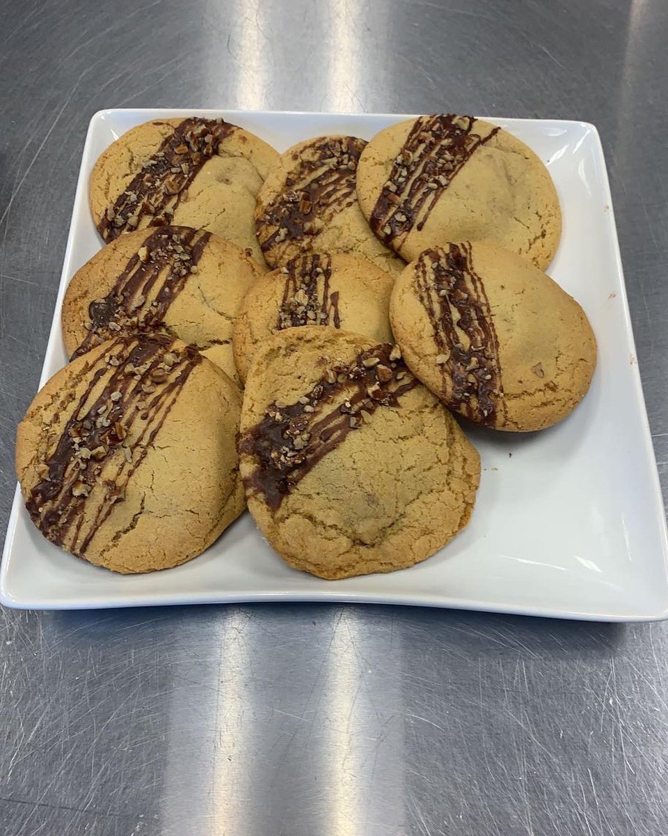 Btd_Sweets's tweet photo. Brown Butter Ferrero Rocher cookies in 3 different ways 🥴🍪 #atx #stuffedcookies https://t.co/zPiRuVVcrA