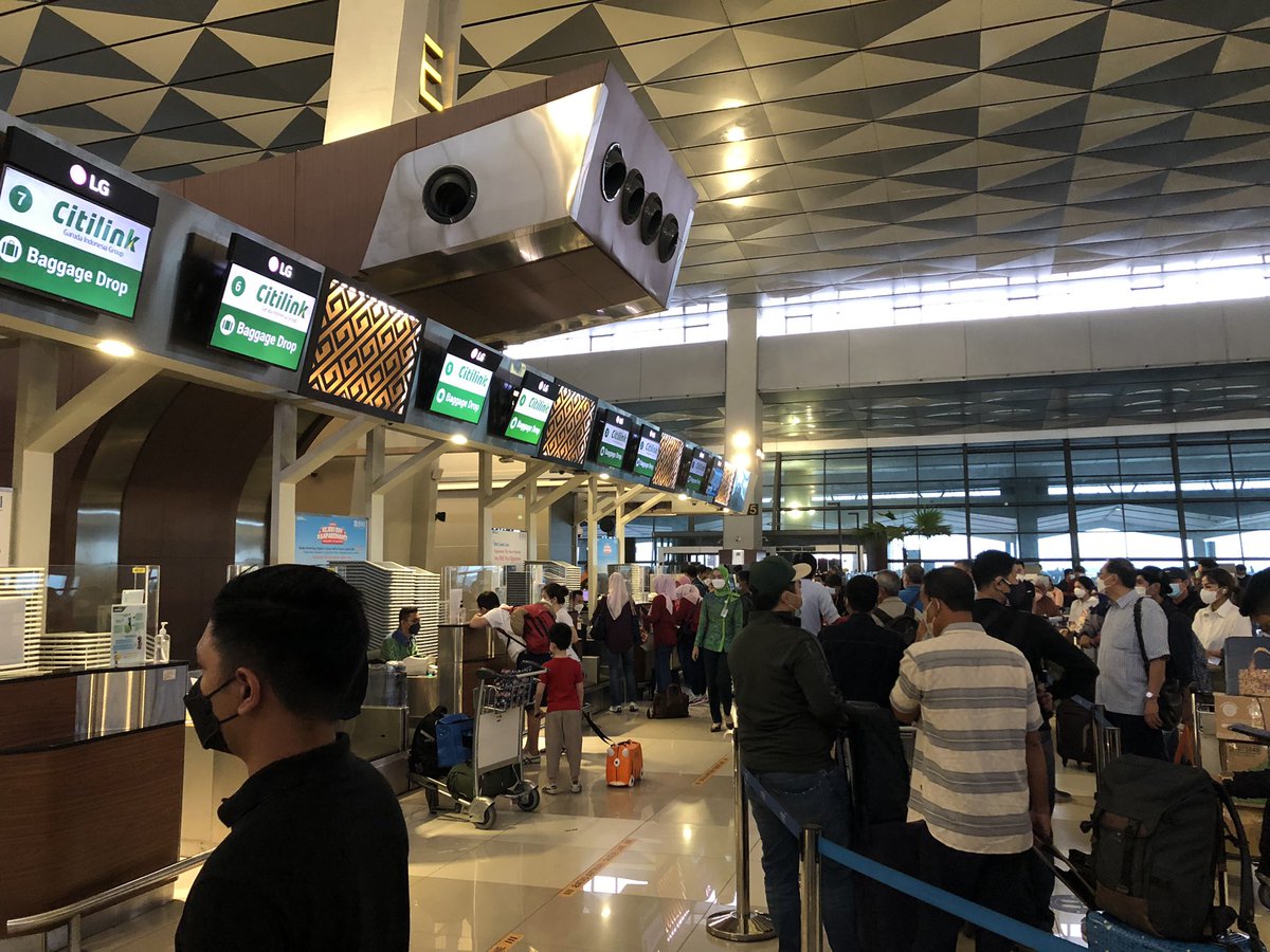 ReizaF's tweet photo. People going abroad, to see how beautiful this world with all things behind. No boundaries, no hardfeeling &amp; no assumption. https://t.co/djdJjUSJ8e