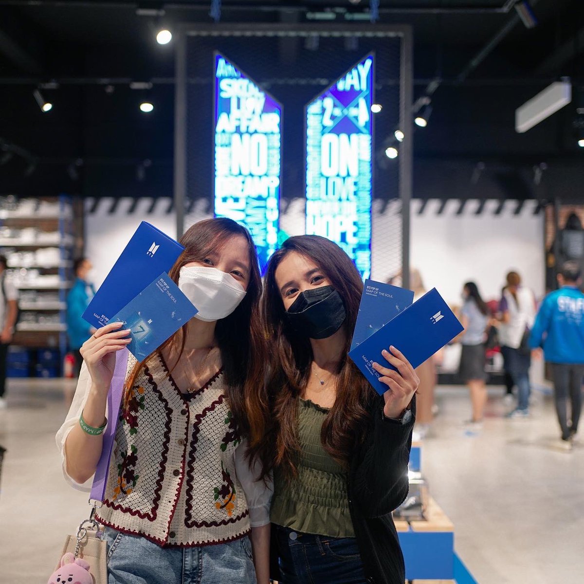 senayancity's tweet photo. Online reservation at https://t.co/MeFFzQTRMS (click link on bio) every Tuesday 10:00 AM!
우리와 함께!

[BTS POP-UP : MAP OF THE SOUL Showcase in JAKARTA]
📍Senayan City, 1st Floor,
📌08 DECEMBER 2021
-
#SCxBTS
#BTS_POPUP #MAP_OF_THE_SOUL_SHOWCASE_IN_JAKARTA #SENAYANCITY https://t.co/V0fw8QSdZj