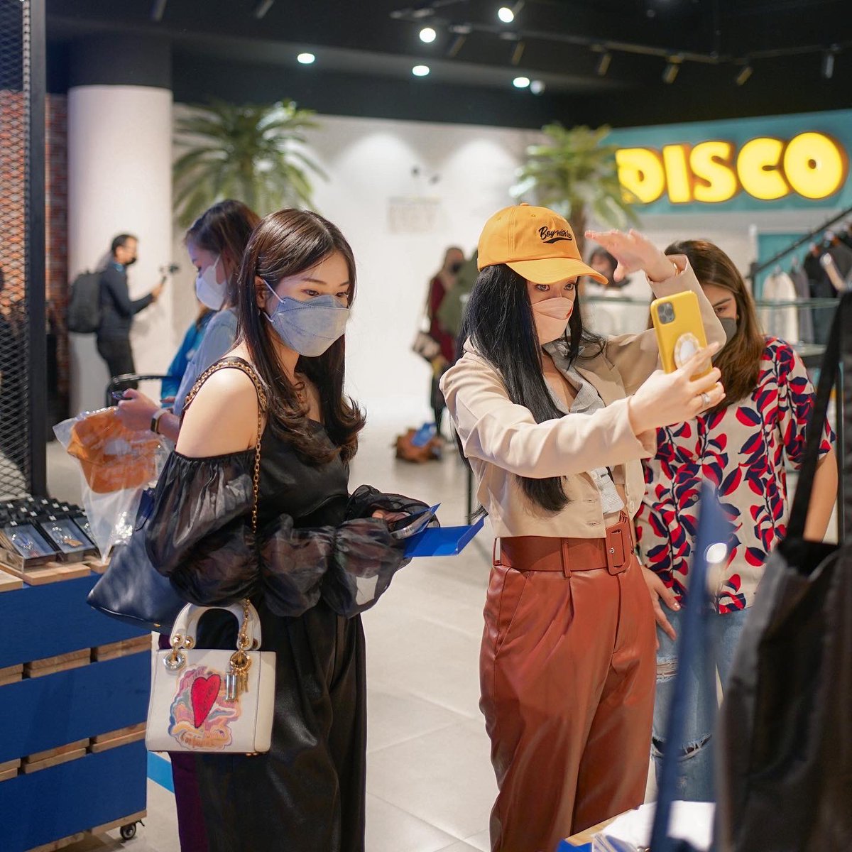 senayancity's tweet photo. Online reservation at https://t.co/MeFFzQTRMS (click link on bio) every Tuesday 10:00 AM!
우리와 함께!

[BTS POP-UP : MAP OF THE SOUL Showcase in JAKARTA]
📍Senayan City, 1st Floor,
📌08 DECEMBER 2021
-
#SCxBTS
#BTS_POPUP #MAP_OF_THE_SOUL_SHOWCASE_IN_JAKARTA #SENAYANCITY https://t.co/V0fw8QSdZj