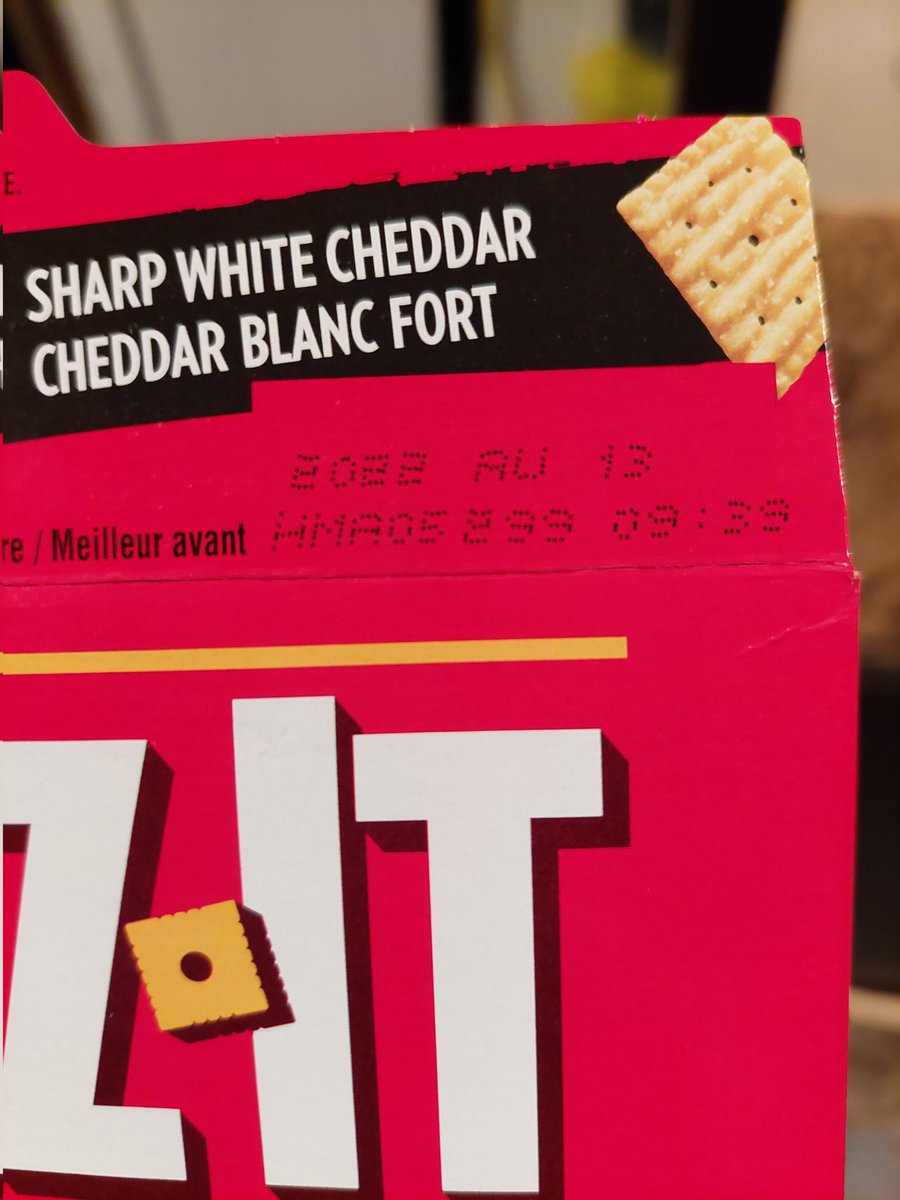eliseluttrell's tweet photo. @CheezItCA Hey I just opened this box of cheez-it crunch white cheddar, and the inside bag was never sealed properly during production. no seam, no glue, not sealed! i opened the top of the bag while it was inside the box, and realized the plastic was already open. https://t.co/r6cKUbJKpT