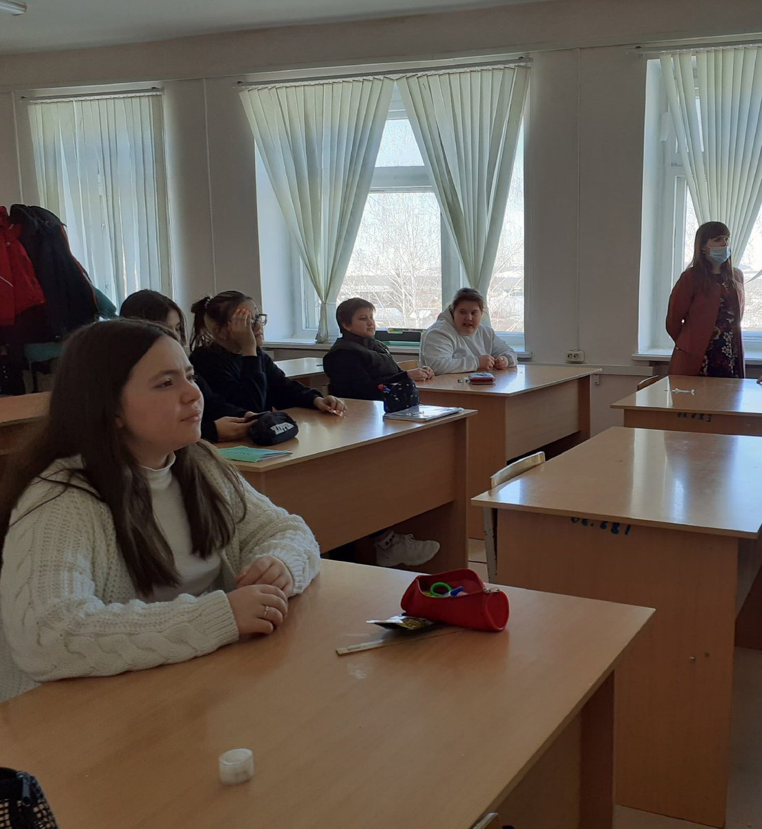 podbel_sch_phvy's tweet photo. В 8 А классе прошёл классный час на тему:"Урок доброты" 
В ходе классного часа обучающиеся  размышляли о важнейших нравственных ценностях:добре и  уважении. https://t.co/vxD4g20oWn