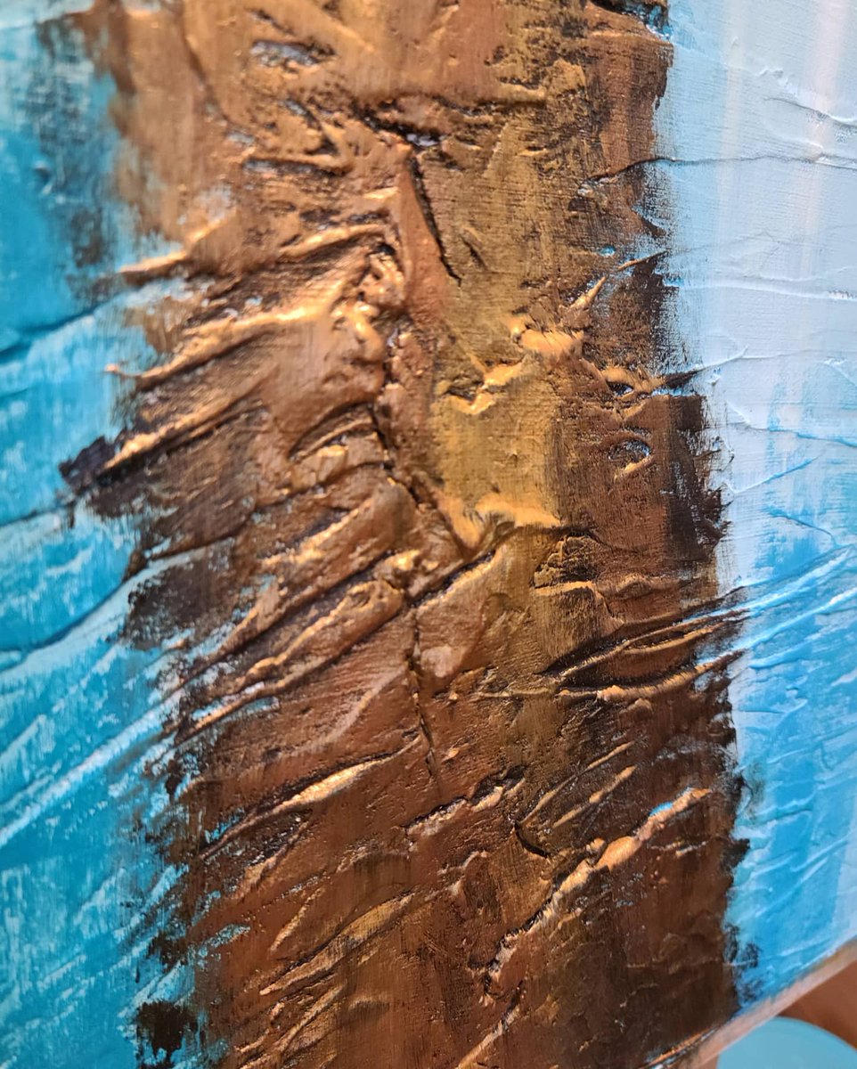 Day 8 of #ArtAdventCalendar!
This was my first relief abstract art piece using drywall compound &amp; painted acrylic over it.

I love the unintentional cracks making it felt earthy. #ArtTherapy helped me learn to be creative again &amp; find joy in "happy little mistakes"

#mentalhealth