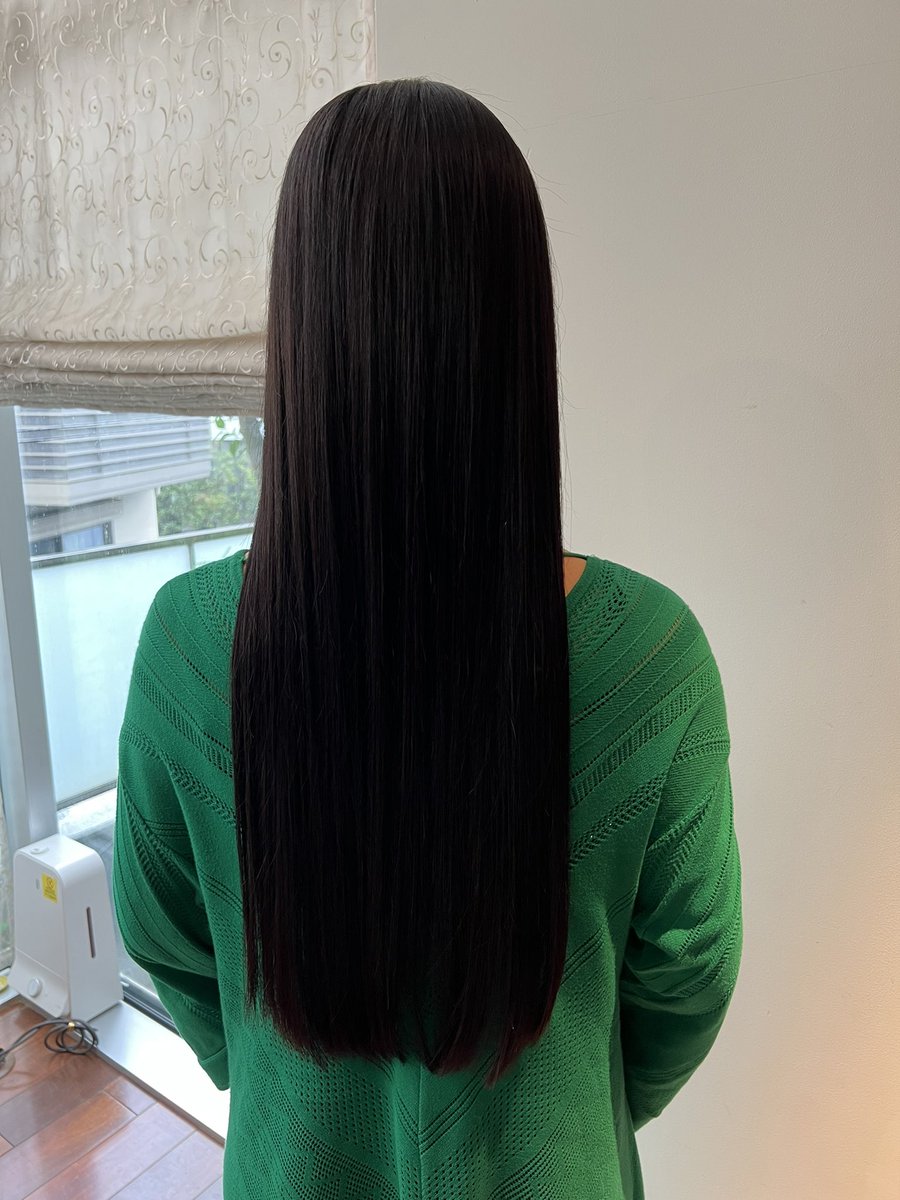 manasuzuki_hair's tweet photo. 毛先ってとても大事で、毛先が整っているかどうかで髪の印象って違うんですよね。例えテカテカに光り輝いていても毛先がバサバサだと老けて見える。あと、私生活もだらしない方なのかしら？とかね。やはり美容院には定期的に行くべきだと思うわ。トリートメントよりも毛先の美しさだと思う。 https://t.co/wF06VynAue