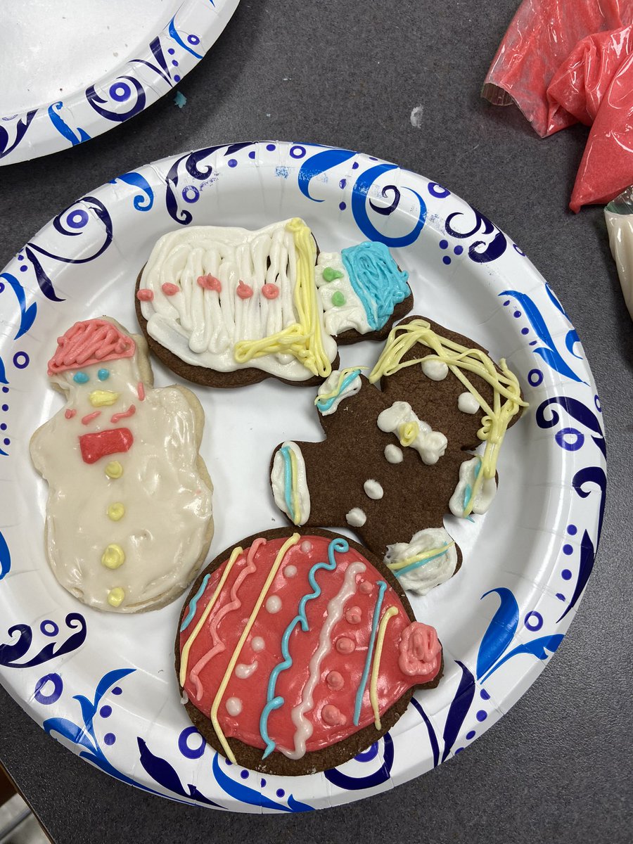 FHSEagleCooking's tweet photo. @freedom_cte @fhseaglesnest @FHSEagleCooking  decorating holiday cookies tonight with frosting and icing. Yummy and and adorable! 👩‍🍳🍪⛄️🧸🦅 https://t.co/7c1YZEEnMh