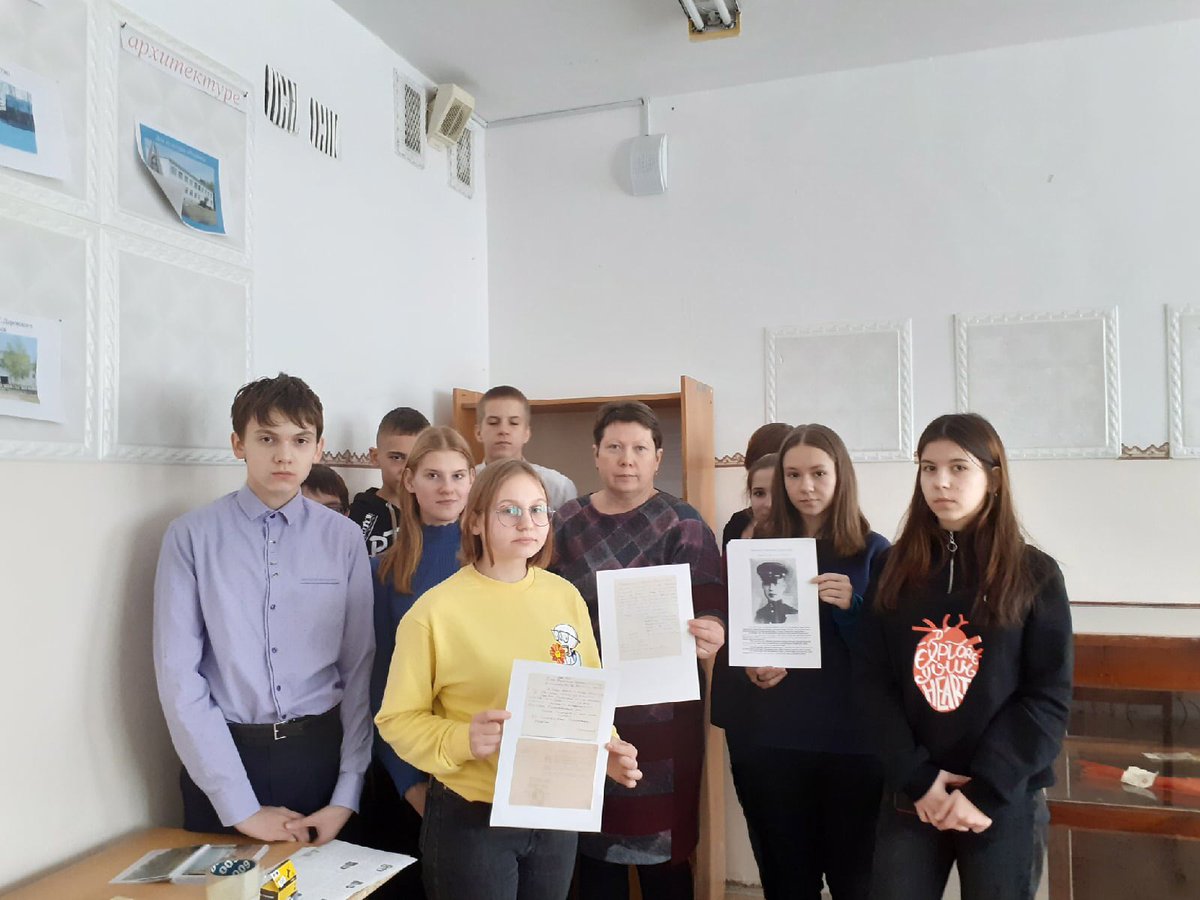 podbel_sch_phvy's tweet photo. Учителями истории (Эккерт Т.В. и   Гладковой И.В.) и классными руководителями были проведены классные часы в музейной комнате, посвящённые Дню Героев Отечества.
Обучающимся рассказали о военном времени нашей страны. https://t.co/d2PvPmuXzP