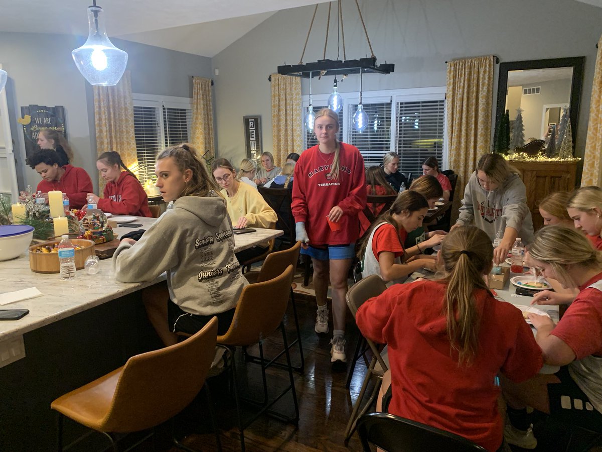 LeslieReimer's tweet photo. Wednesday nights are the best nights during bball season!  💚🏀💛 @GretnaLadyHoops @reimer_sidney https://t.co/1xei5WQ6ix