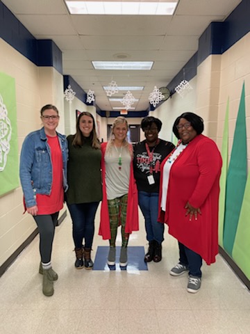MrsBryan_CHES's tweet photo. 🎶On the 5th day of Christmas, we dressed in red and green...🎶 #acworthspirit #teachers @Acworth_ES #blurry https://t.co/YhVlxUouxq