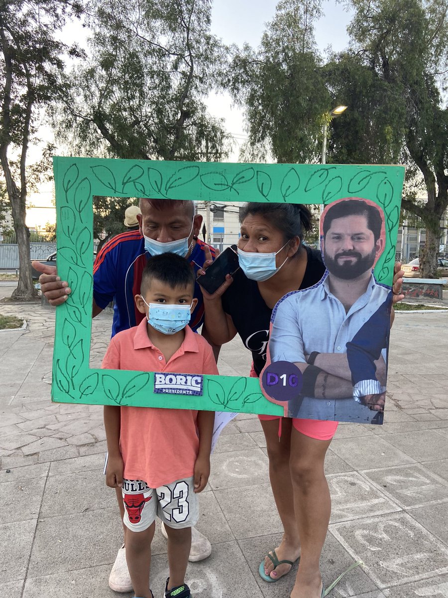 MaculxBoric's tweet photo. Hoy en nuestra actividad de@#1MillondePuertasxBoric en la Población Santa Julia esta familia de migrantes peruanos se nos acercó a pedirnos una foto y a contarnos que se unen por @gabrielboric para tener una vida digna y justa. Por eso #Seguimos 🌳🇨🇱🙌🏻🏡💜 https://t.co/9QEnj2jWT9