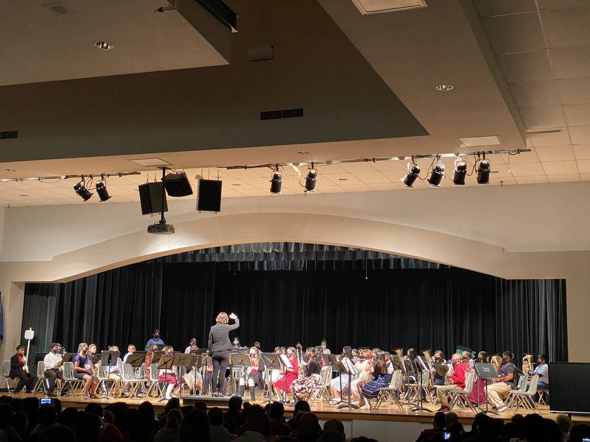 Supporting my 5th graders in their concert 🎺 Buen trabajo chicas!! <a href="/ParticipateLrng/">Participate Learning</a> #unitingourworld @dmiswps