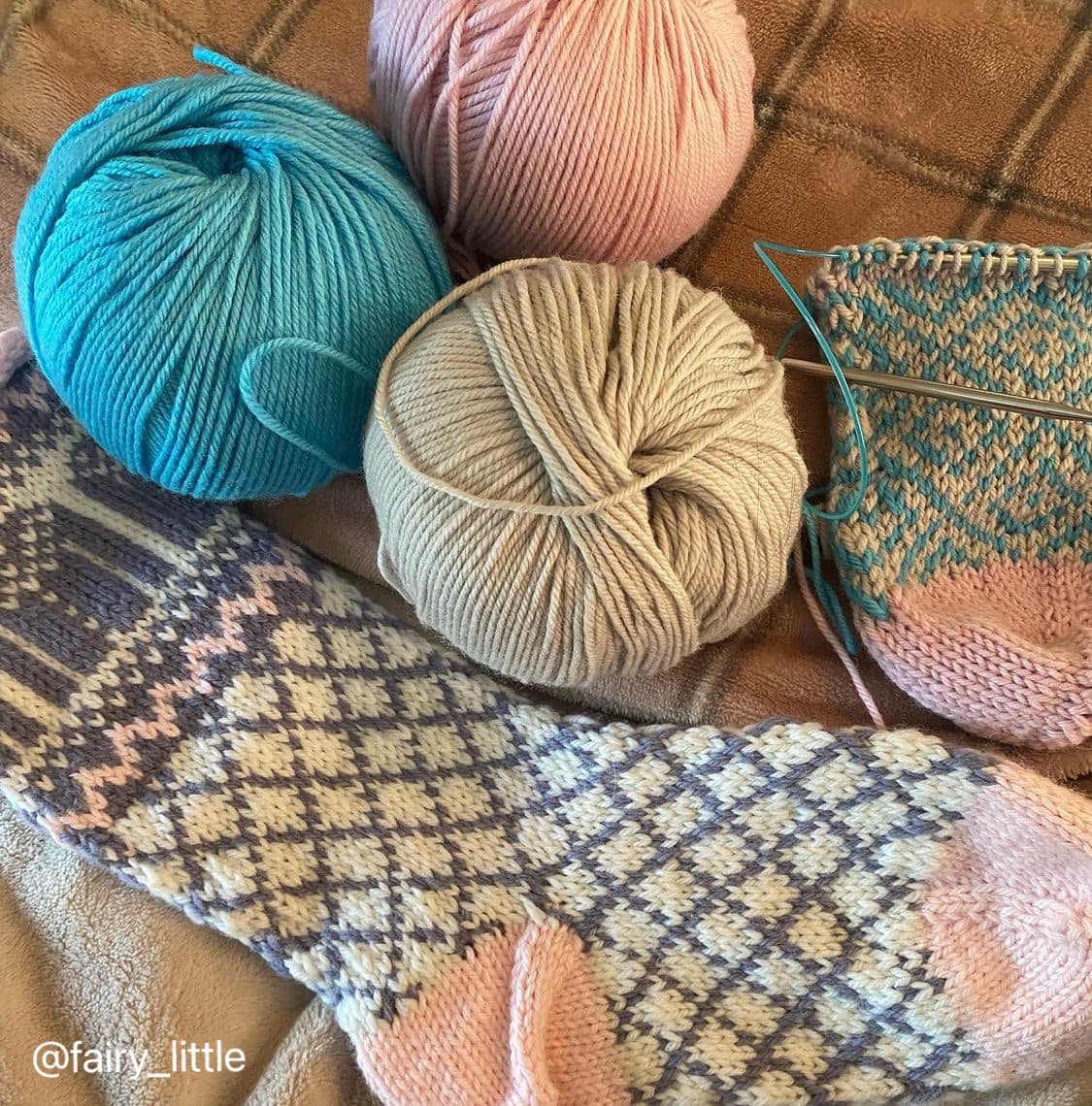 Beautiful pattern  and pretty yarns! Happy knitting with HiyaHiya needles!🧶
#repost <a href="/fairy_little/">andiena</a> 
One stocking down and one on the needles. Pattern is christmasstockings by <a href="/ukeeknits/">Faye Kennington</a> this is a fantastic mix and match pattern. So much fun and I definitely recommend it.