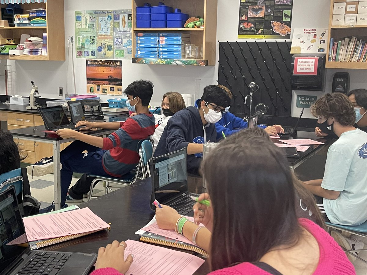 8th graders became Physicians today in our diagnose the infectious disease simulation using discovery education. After making a diagnosis they formulated a treatment plan based on the pathogen causing the infection. #DiseaseDetectives #OurDrive @DDMSBuzz