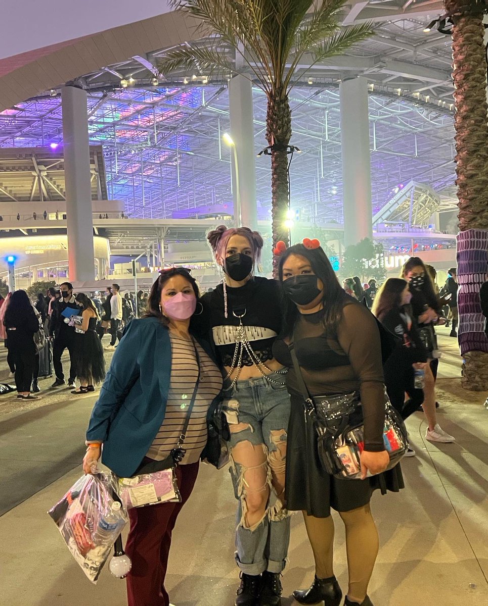 CHARLIExBTS's tweet photo. I’m never gonna stop talking about the willing mask compliance inside AND OUTSIDE of SoFi stadium by BTS ARMY.
We are a fandom that cares about one another &amp; the health &amp; safety of the boys. You don’t see the media talking about THIS side of our fandom. https://t.co/7n46zyipPJ