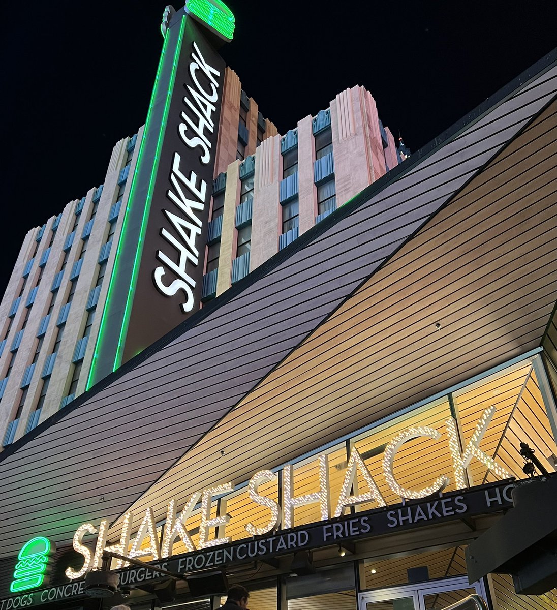 top40dj's tweet photo. Let’s play a game. Which @shakeshack am I at??? #NameThePlace https://t.co/gRYqhG1bZ3