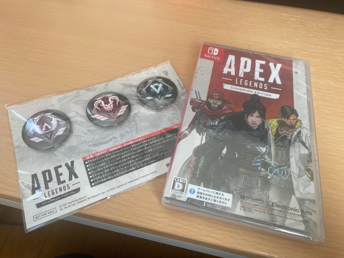 mashiro_E6's tweet photo. Amazon限定のAPEXソフト買ったら
缶バッチ付いてきた笑
めちゃくちゃかっこええなぁ…笑 https://t.co/YmTImquc6j