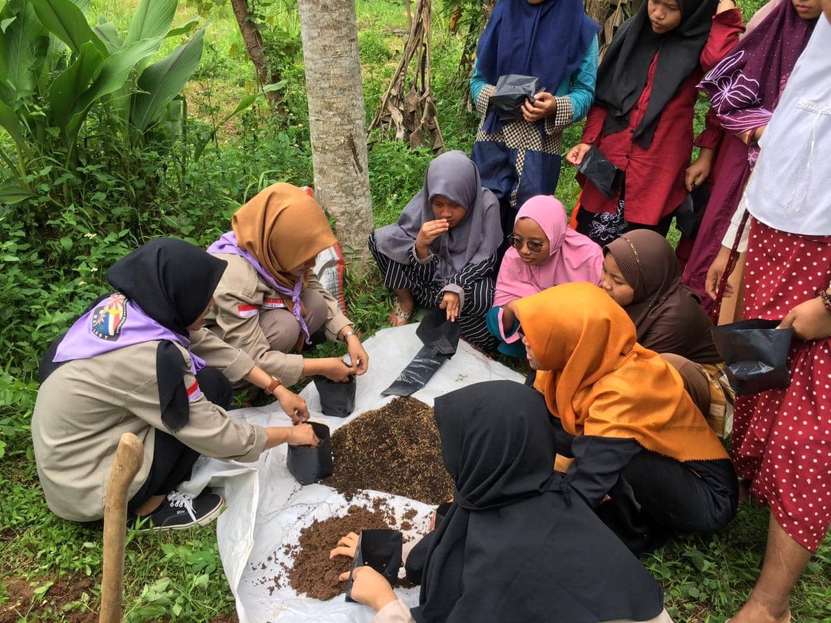 SALAM LESTARI ! Alhamdulillah telah terlaksananya kegiatan Pengabdian Masyarakat pada 
Hari : Sabtu
Tanggal : 27 November 2021
Tempat : Panti Asuhan Darul Husna, Gunungpati Semarang
Kami ucapkan terimakasih yang sebesar-besarnya untuk semua pihak yang telah membantu mensukseskan