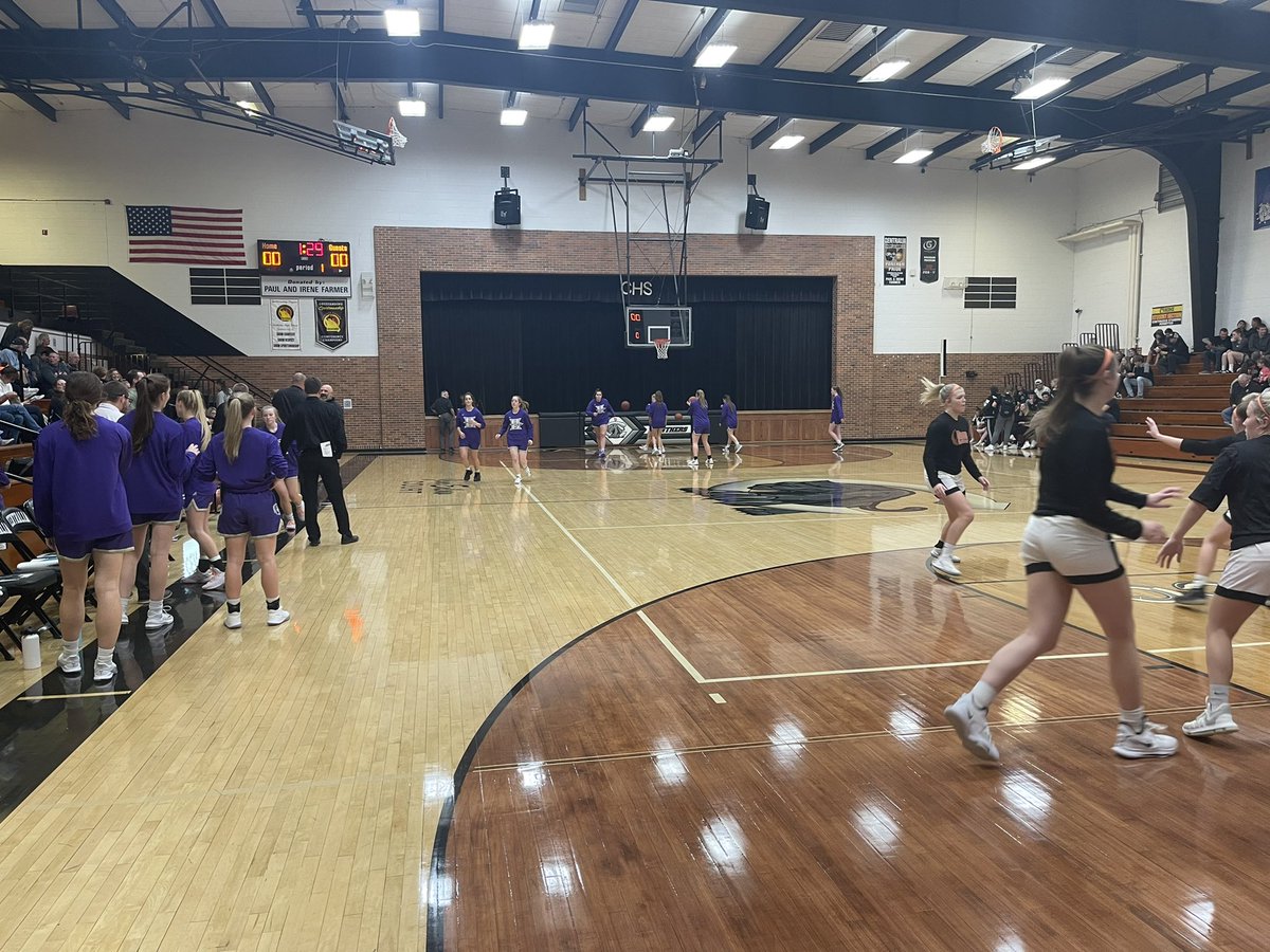 PFallis_TV's tweet photo. Second semi-final of the night as Macon gets set to take on Hallsville for a spot in the championship game of the Centralia Invitational. @KOMUsports https://t.co/p3VtddHRbr