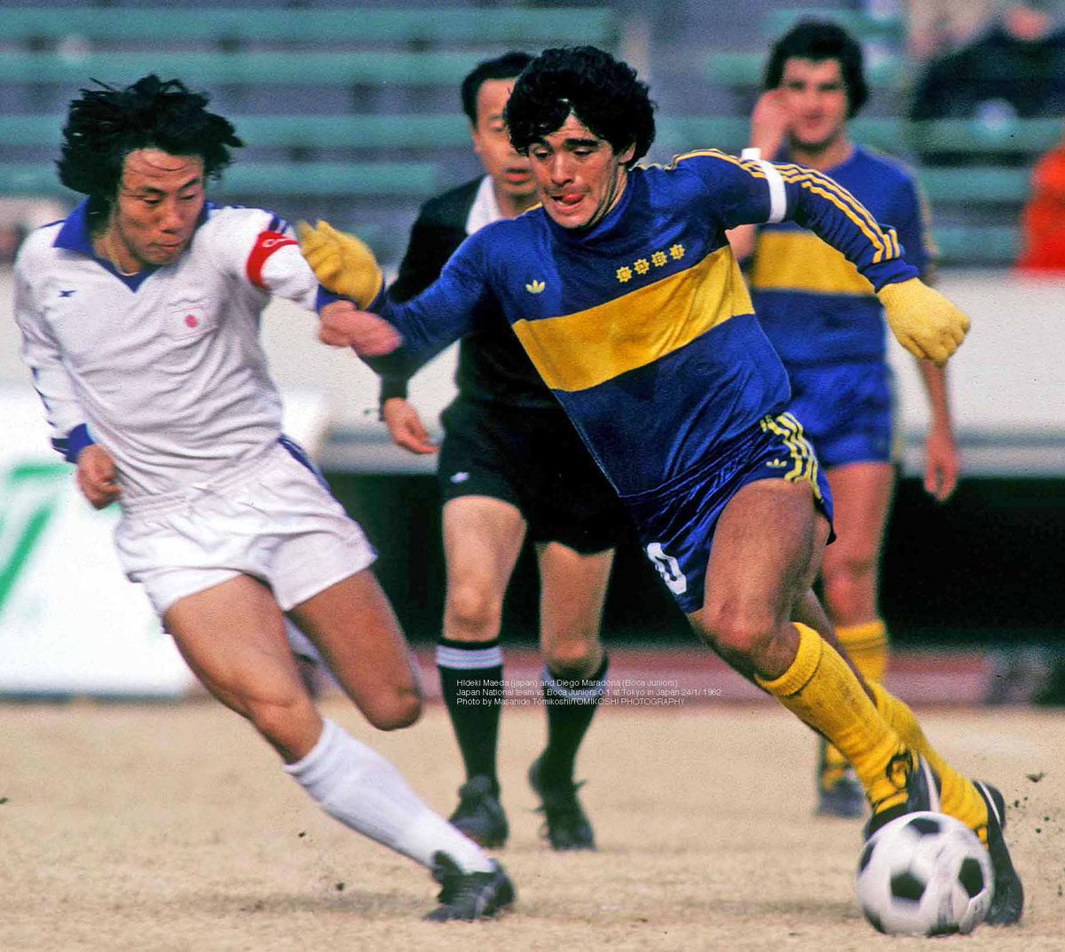 前田秀樹（日本代表）とディエゴ・マラドーナ（ボカ・ジュニオール