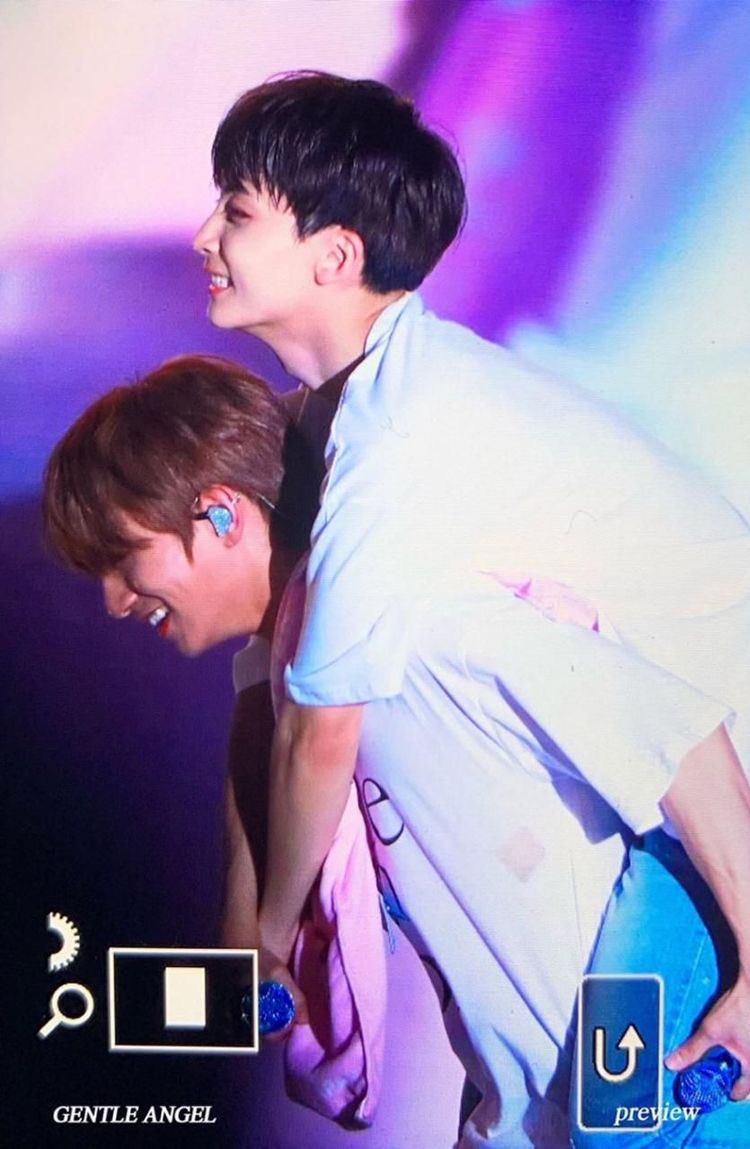 yoon_hoon_'s tweet photo. 最終日はジスハンおんぶ！👼🏻🐰
SEVENTEENカジャ〜🔥🔥🔥
 #MAMAVOTE  #seventeen https://t.co/WWhBghN5AO