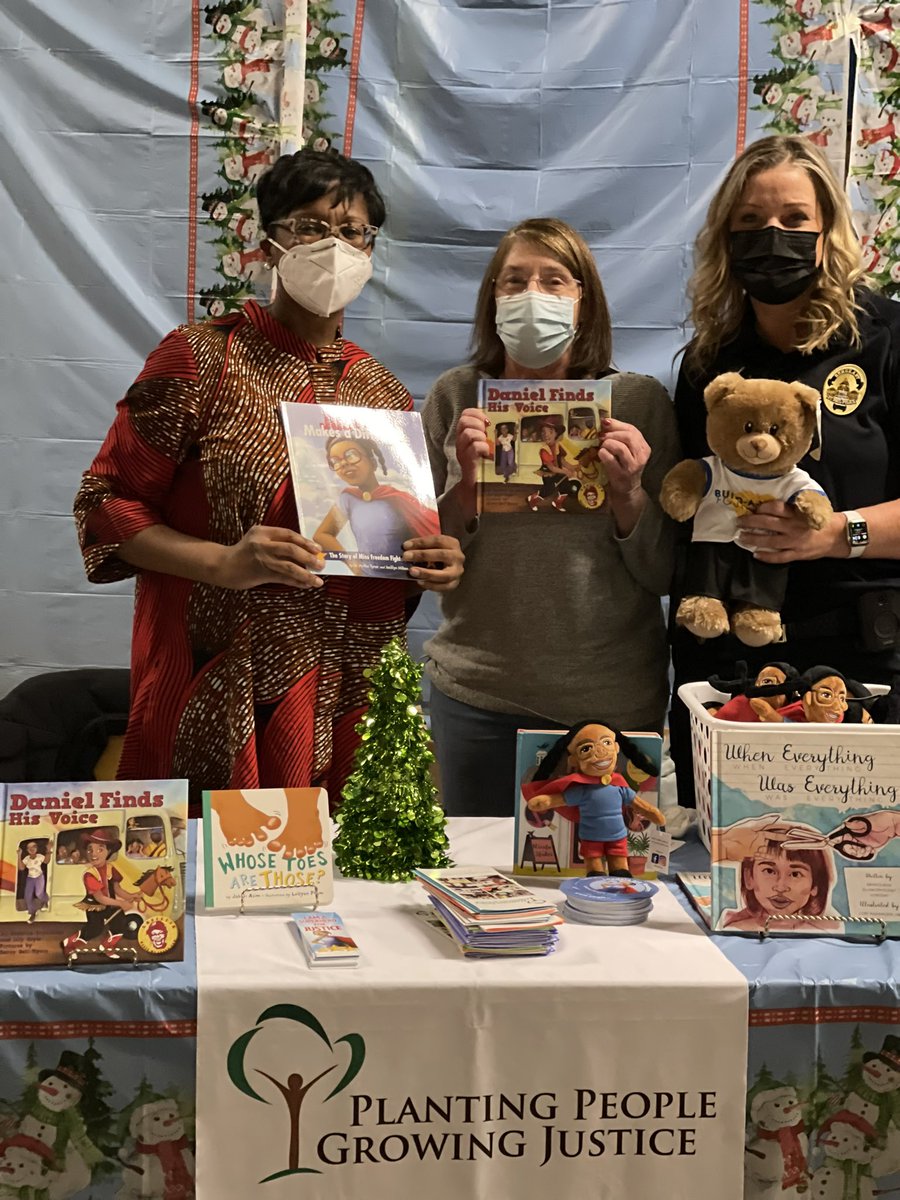 DrArtikaTyner's tweet photo. Shop with Cops: We shared our mission of promoting reading & diversity in books.
#PlantingSeedsOfChange
#ReadAndRelate
#GrowingJustice
#LoveAndLiteracy
#PlantingPeopleGrowingJustice
#JusticeForGenerations
#SeedsOfSocialChange
#PlantingPeopleGrowingJusticeBooks https://t.co/EAQrlmvx10