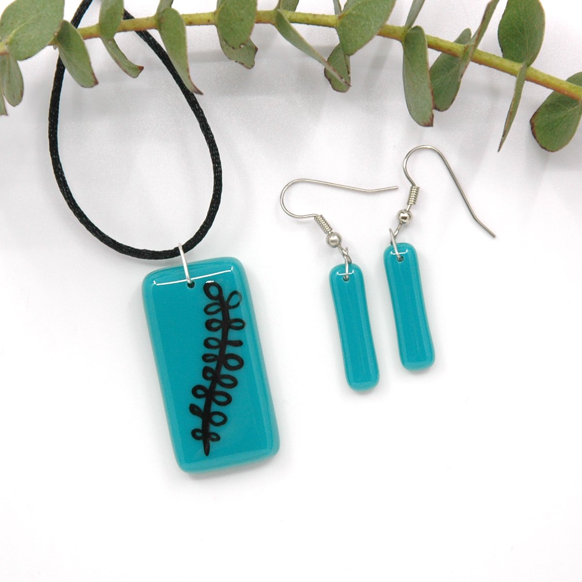 Heather Dawson fused glass works will certainly tickle your fancy.  There is something for everyone, from #servingdishes to #jewellery #stainedglass too.   #interlakeartist #waveartistsstudiotour #fusedglass #madeinmanitoba