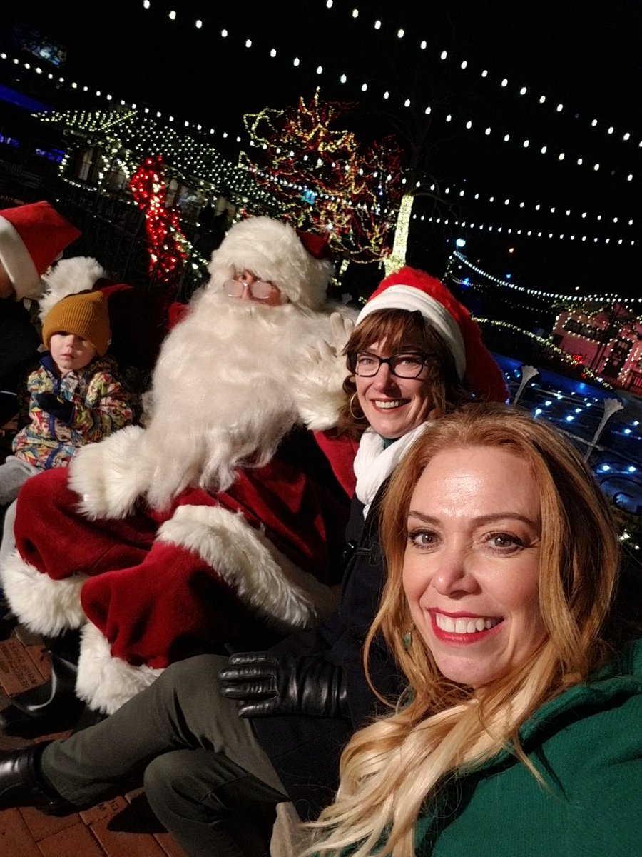 SheilaShowPHL's tweet photo. I got to hang w/Santa🎅 @CMMarkSquilla 😉 & the kids, serving as one of his "elves" w/ @RepMaryIsaacson
last night at Winter in @FranklinSqr by @CitizensBank.
We had so much fun riding the carousel🎠 together & watching the magical #ElectricalSpectacle LightShow💡by @PECOconnect. https://t.co/zt1x4zlRYu