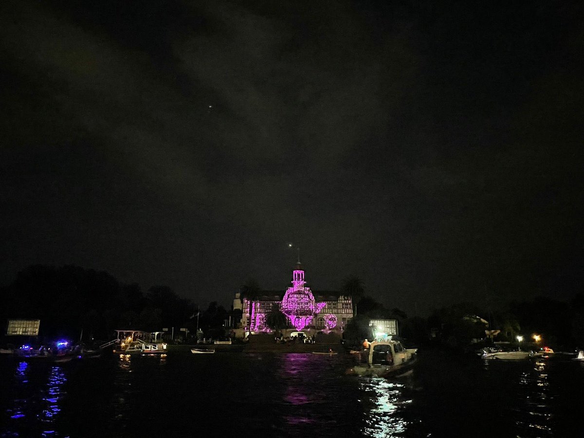 GiselaLZamora's tweet photo. Finalizó el #DíaDeLaVirgenEnTigre
2021 con un hermoso show de luces. Qué alegría volver a disfrutar junto a los vecinos y vecinas de
@tigremunicipio esta gran celebración, ¡Gracias por acompañarnos! https://t.co/VrUC18BKim