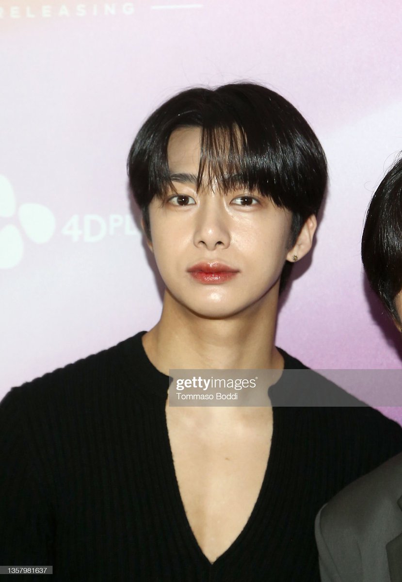 stacha5678's tweet photo. The day when Hyungwon choose violence and expose his chest 
#MONSTAXTHEDREAMING #MONSTAX_MONBEBE #MONBEBE
#MonstaX https://t.co/h3lk6QZplA