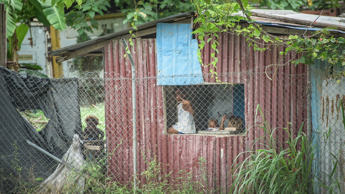 Soldiers from our <a href="/NZArmy/">New Zealand Army</a> are working with <a href="/NZPolice/">New Zealand Police</a> in Solomon Islands conducting daily patrols around Honiara.

Our soldiers are part of an international task force helping maintain stability &amp; security after the recent unrest.

MORE➡️ nzdf.mil.nz/solomon-island…

#Force4NZ #NZArmy