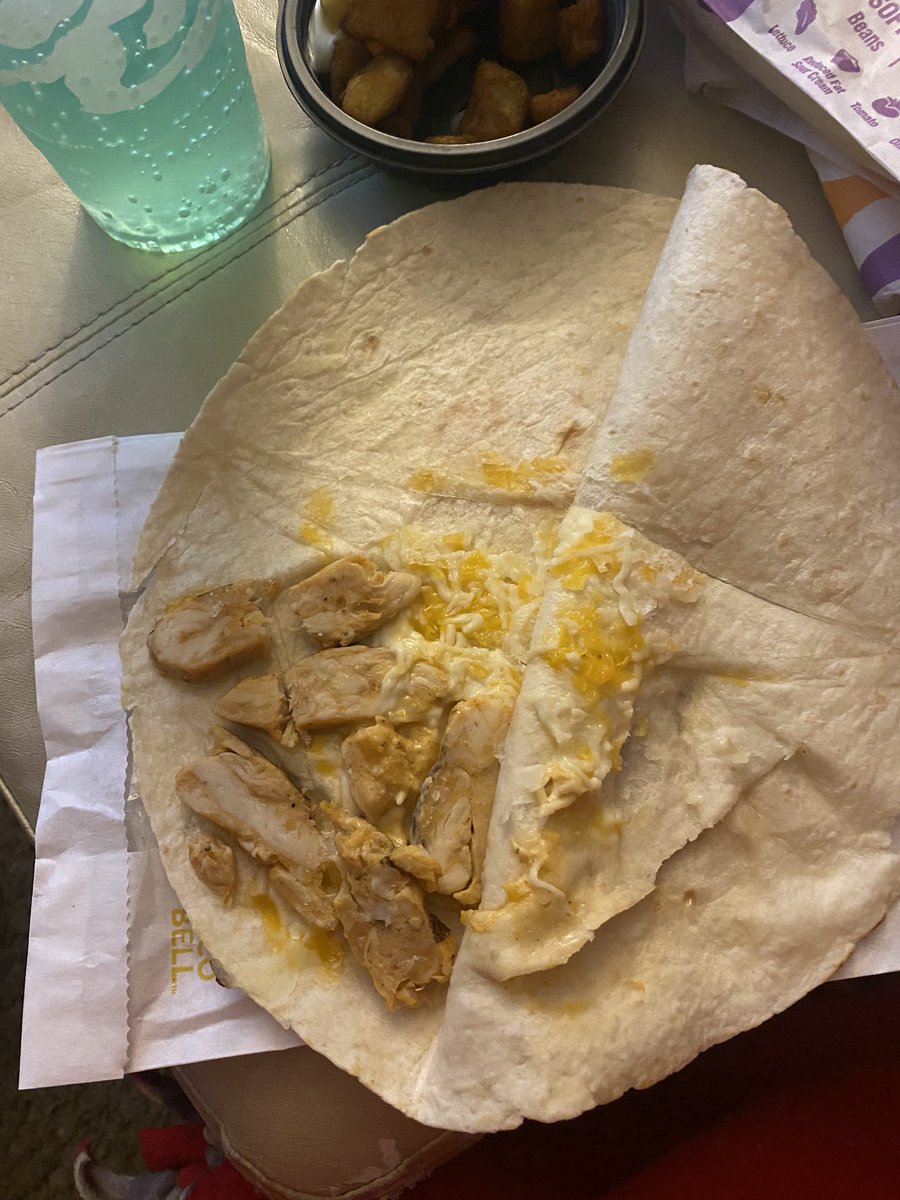 brookplumm's tweet image. All I wanted after working a long and hard 14 hour shift at the hospital was a chicken quesadilla from @tacobell and this is what I get? Barely even half of a quesadilla. #Disappointed